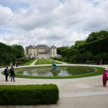 ロココ建築の傑作ビロン邸と庭園