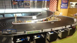 スロットルカーサーキットで遊べます