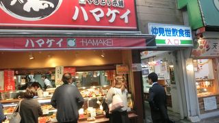 下町のレトロ市場の雰囲気だ