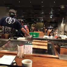 カウンター席ですと厨房の様子を見れます