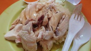 ローカルな空気の中で味わうチキンライス！（マイスプーン・マイフォーク持参をおすすめ）