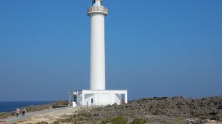 残波岬の断崖を一望できます。階段は９９段