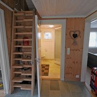 シャワー　階段のに屋根裏部屋とベッド