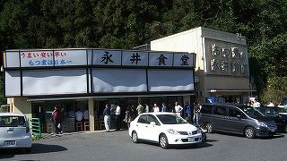 テレビでも放映された、もつ煮定食の有名店は待つお客が３０人以上でした