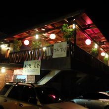 夜に見たザ・タージ。階下には和食店が入っています。