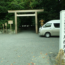 お祭りの為に駐車してあるだけで、駐車場ではありません。