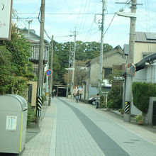 民家、、、？と思っていると正面に鳥居が見えてきます