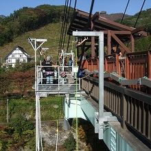 橋の中央にあるジャンプ台から飛び降ります