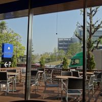 併設のカフェにはテラス席があります