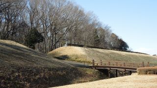 見事な土塁とから堀が残っています。