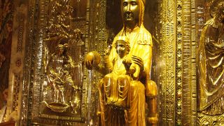 東洋系の顔をしている聖母像