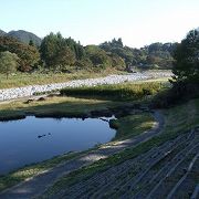 川と山々の景色を楽しんだり、吊り橋の笹笛橋まで遊歩道の散策