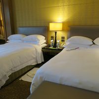 広くて寝心地の良いベッド。シーツのすべすべ感も十分です。