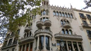 カサ・パトリョの隣です。