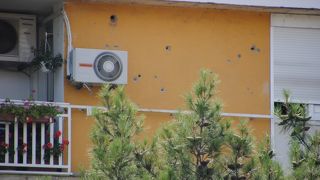 市内は平和ですが、その平和な生活の中に弾痕があります。