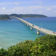 青い海と長い橋の景色が素晴らしい。