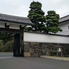左が外桜田門、右奥に内桜田門