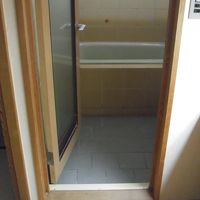 お風呂の段差あり。部屋風呂なのでしかたない。