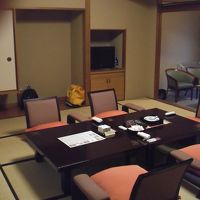 部屋の中に部屋が区切られており、段差があります。