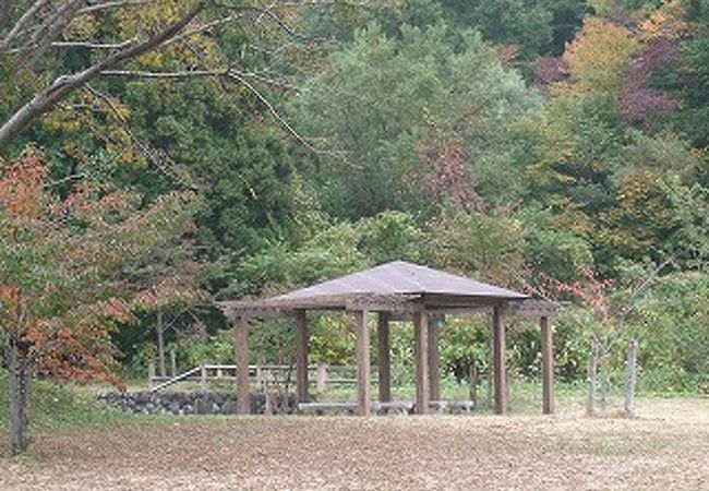 東屋、ゲートボール場もあるし、運動公園も隣接しています