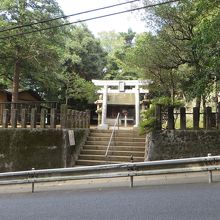 向かいの歩道から正面