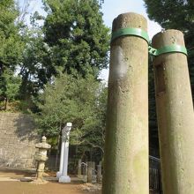 古い鳥居の柱と新しい鳥居