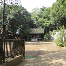 車入口、参拝する親子