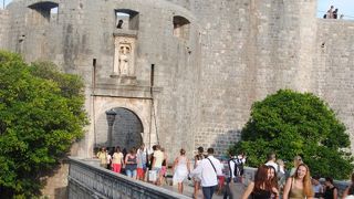 ドブロブニクには３つの門がありますが、ピレ門はメインの門です。