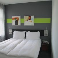 左の窓の外にハルパが見える