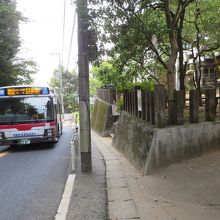 バスと神社