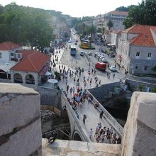 城壁から見下ろすピレ門前の橋です。