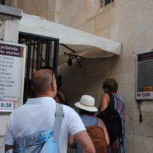 ここでチケット購入またはドブロブニクカート提示。