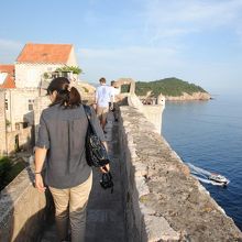 こんな所を歩く城壁一周です。