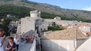 旧市街をぐるっと取り囲む城壁を一周します。