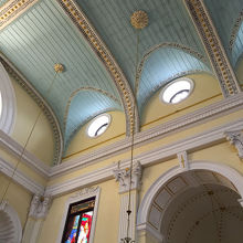 クリーム色の壁とターコイズブルーの天井