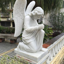 教会前の天使像