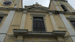 天井のターコイズブルー色が美しい教会