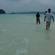 オモカン島（左）とロング・ビーチ。水は浅くて歩行可。