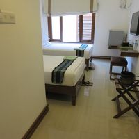 ビジネスホテルのツインよりやや広め