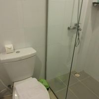 シャワ−室の仕切が少し短い