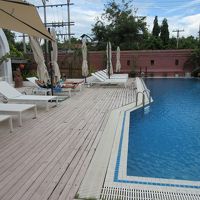 中級ホテルとしては広いプ−ル