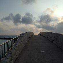 ビーチ北にある海を渡る橋