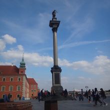 この像が目印になるため、真下は特に待ち合わせる人が多い