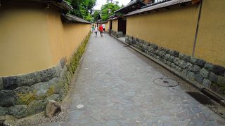 これだけ美しい土塀が続いているとは・・・