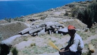 男が編み物を編む村