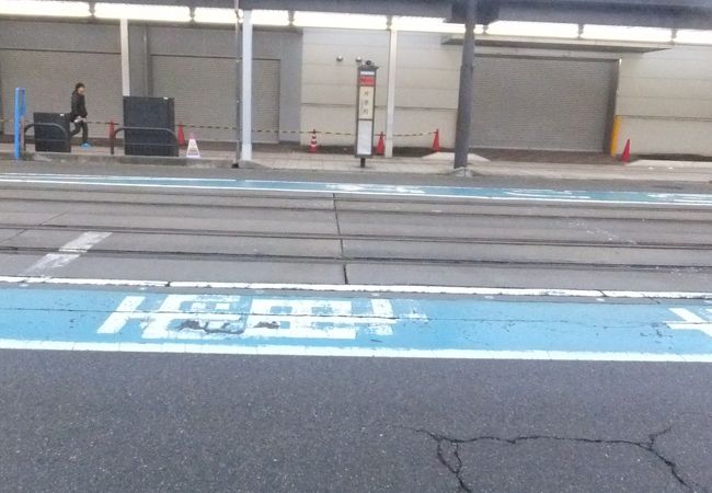 万葉線の電停ですが、道路の色を付けただけ～