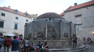 ピレ門から旧市街に入ってすぐに現れる大噴水です。