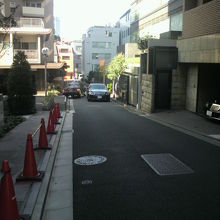 三年坂は、まっすぐですが、狭いです。車もすれ違いに苦労します