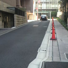 三年坂の登り方向の状況です。車一台の幅から見ると狭いです。