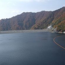 群青色の水と紅葉の赤が映えていました